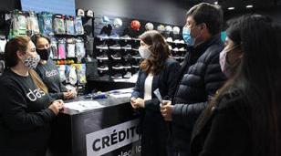 Mariel Fern&aacute;ndez, Daniel Arroyo y Noelia Saavedra recorrieron el centro comercial de Trujui