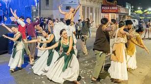 Moreno celebra la Misa Criolla y la apertura del Pesebre en la plaza central