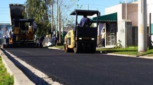 Avanzan las obras de asfalto y luminarias LED en el barrio La Perla