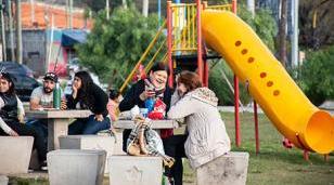 Moreno renov&oacute; plazas y espacios comunitarios