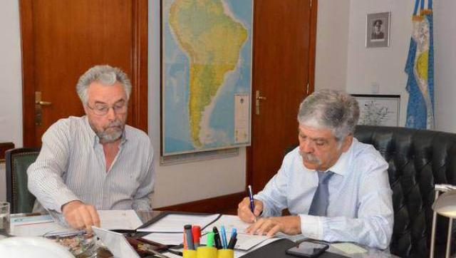 Mariano West y Julio De Vido firmaron convenio de obras para Moreno