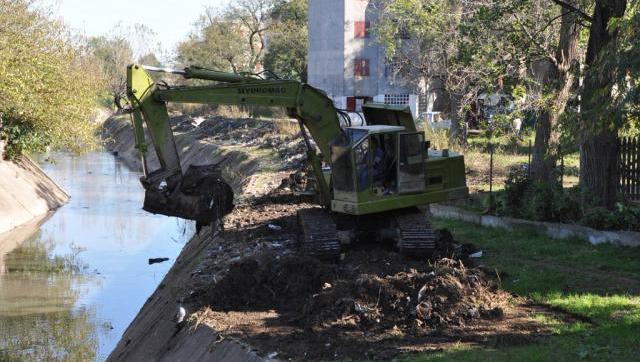 Avanzan tareas de limpieza y saneamiento del arroyo Las Catonas