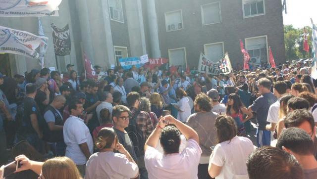 La lucha continúa: multitudinaria protesta trabajadora contra la ola de despidos en el Posadas