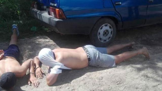 Encuentran el auto en que se escaparon los asesinos y demoran a dos jóvenes