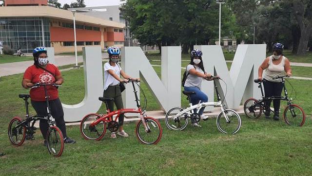La UNM entregó bicicletas a estudiantes que participan del voluntariado COVID-19