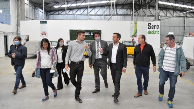 Lucas Ghi y Juan Cabandié visitaron una fábrica de autos eléctricos de Castelar