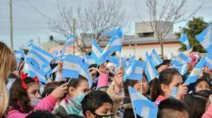 Fernández tomó el juramento a la bandera a estudiantes morenenses