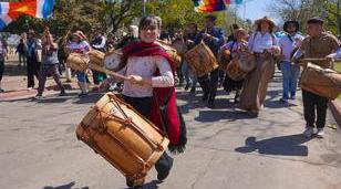 Moreno se prepara para la 2° Marcha de los Bombos con figuras del folklore nacional